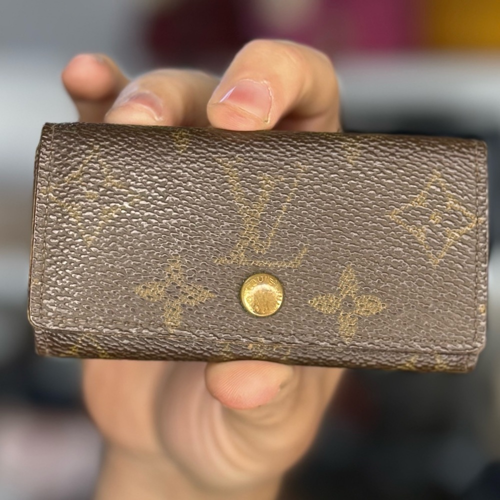 LV MONO KEY HOLDER